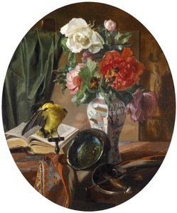 Nature morte avec des fleurs dans un vase chinois, un oiseau et des objets décoratifs